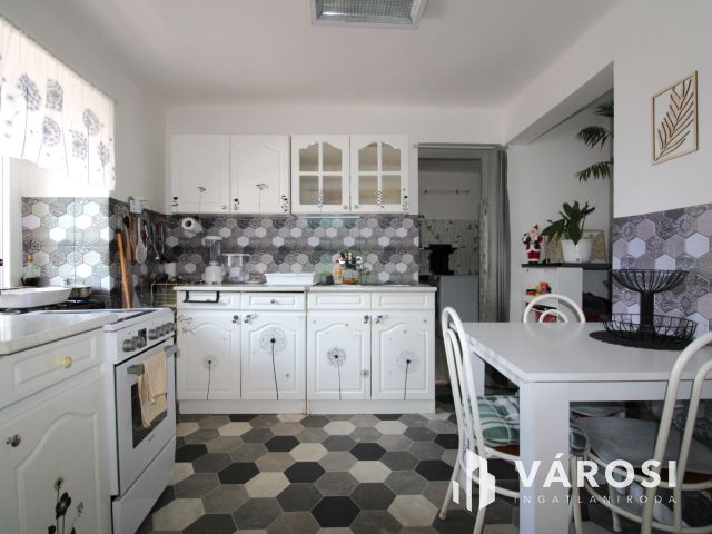 Sárbogárd-Pusztaegresen  kétlakásos ingatlan nagy telekkel