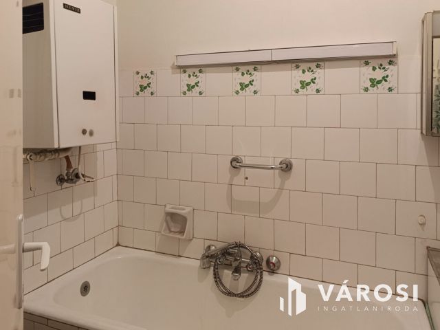 Körös-parton első emeleti, 2,5 szobás téglalakás eladó!