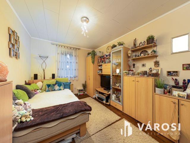 Nappali + 3 szoba + kertkapcsolat