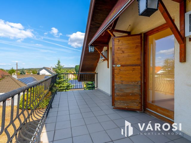 Medencés apartmanház Kőröshegyen eladó