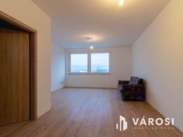 Újépítésű, belső szintes családi otthon Dorog szívében