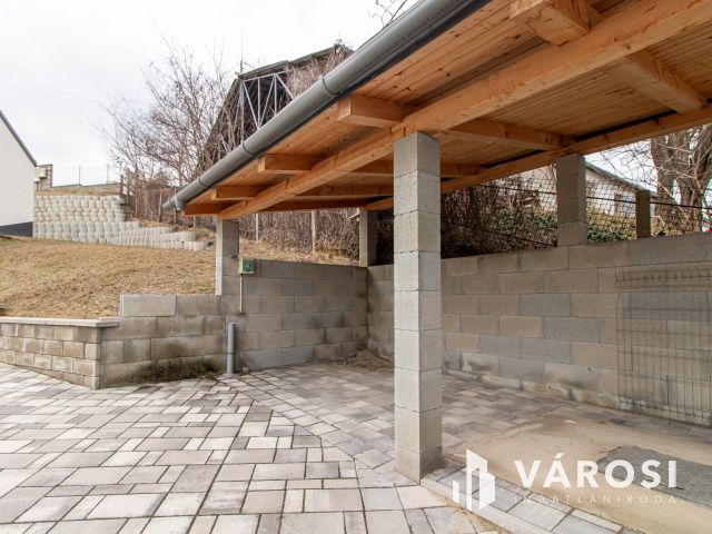 Újépítésű, belső szintes családi otthon Dorog szívében