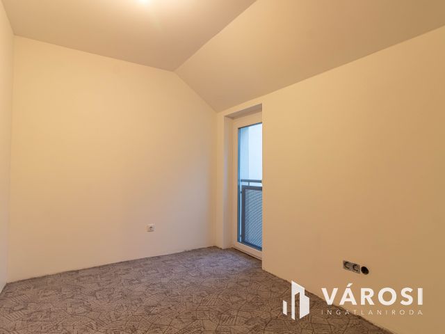 Újépítésű, belső szintes családi otthon Dorog szívében