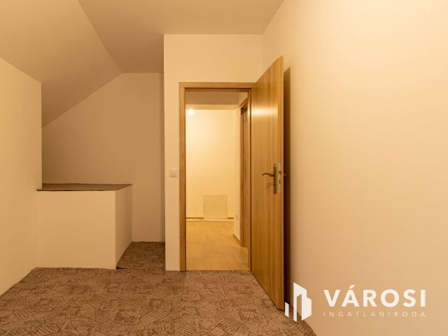 Újépítésű, belső szintes családi otthon Dorog szívében