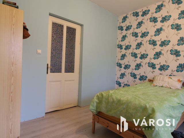 Felújítandó családiház - egy telek áráért Pomázon