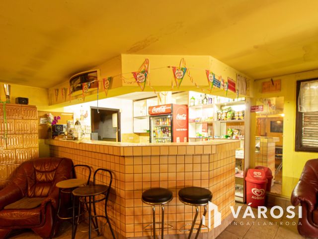 Közműves telek bővíthető épülettel eladó