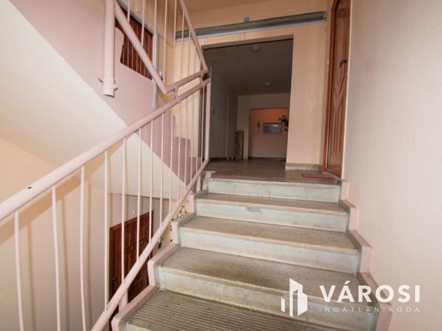 2 szobás, francia erkélyes panel lakás Győr–Magyar utcában