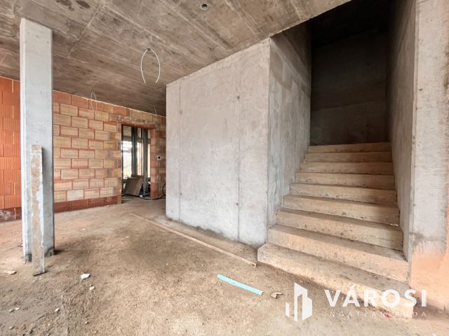 Kertkapcsolatos, modern földszinti lakás Debrecenben