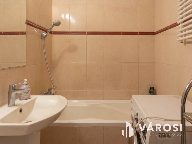 I. emeleti 2 szobás panel lakás garázzsal