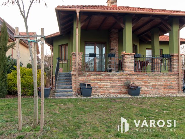 Egyszintes kényelem, exkluzív kert, időtálló minőség