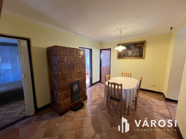 Debrecen mellett jó helyen, családi ház eladó!