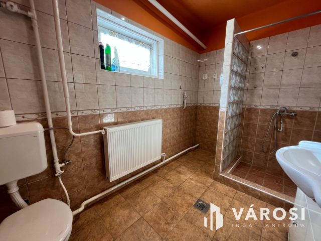 Debrecen mellett jó helyen, családi ház eladó!