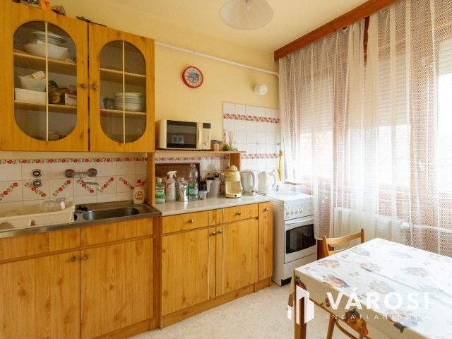 4 szintes sorházi lakás, kiadható alagsori apartmannal