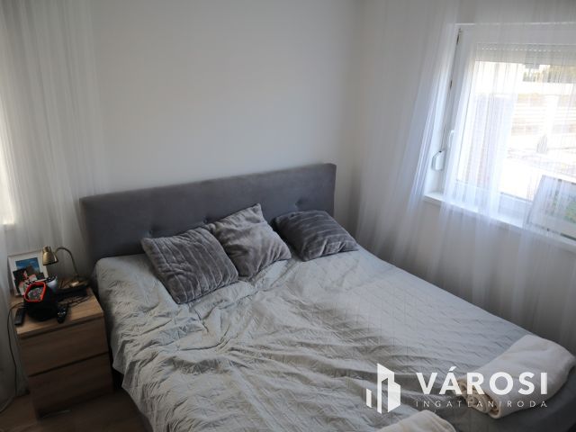 Újszerű, földszinti, kertkapcsolatos lakás Sóstón eladó