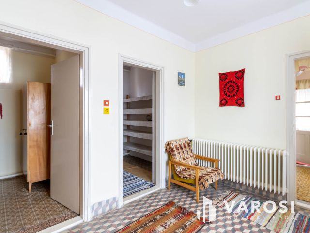 Tégla építésű kis ház Enyingen, sok lehetőséggel