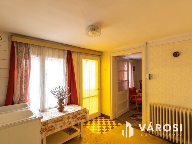 Tégla építésű kis ház Enyingen, sok lehetőséggel