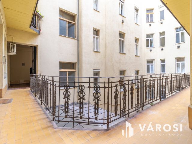 Galériás okosotthon eladó a körúthoz közel!