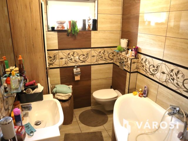 Újszerű önálló családi ház Szabadifürdőn eladó