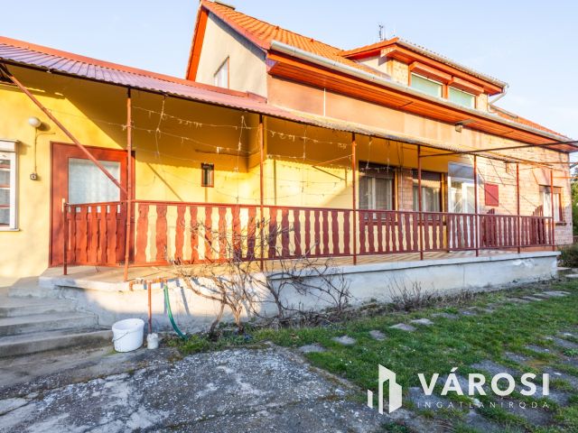 Napfényes családi ház, jó szerkezettel, a Várhoz közel