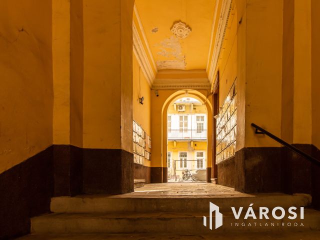 Világos erkélyes polgári lakás a VII. kerületben