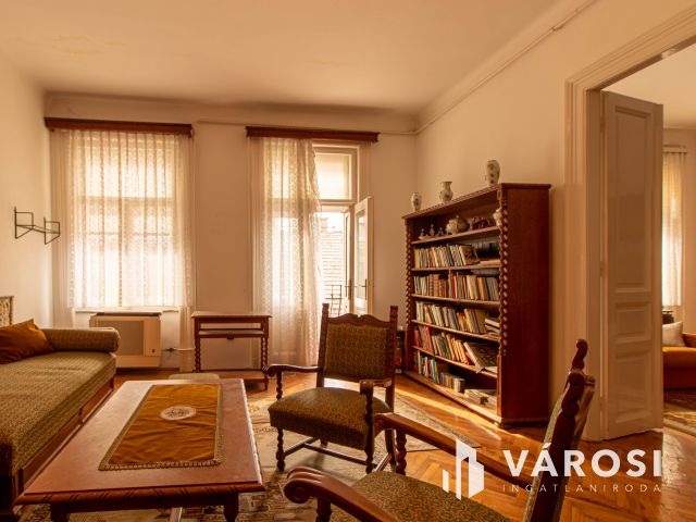 Világos erkélyes polgári lakás a VII. kerületben