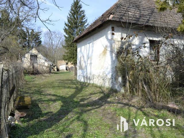 Felújít, vagy újat épít? 940 m2-es telken 2 lakásos kőház!