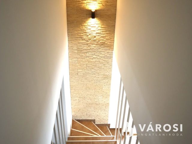 Részben panorámás luxus ikerfél Szabadifürdőn eladó