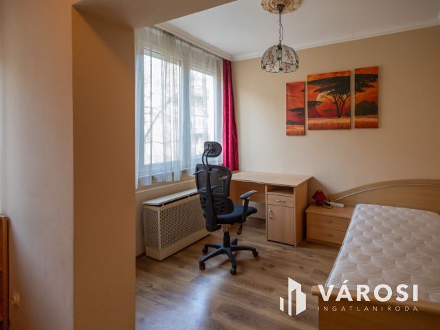 Belvárosi lakás, felújítva – csak költözni kell!