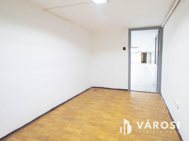 Móricz Zs. körtértől 600 m-re 100 m2-es szuterén üzlet kiadó