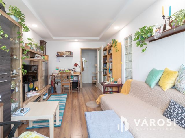 Világos, 2 szobás lakás beépített erkéllyel, remek helyen