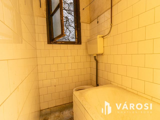 44 m2-es felújítandó garzon a Göncz Árpád Városközpontnál!