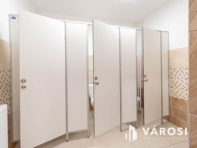 48 m2-es, két helyiséges, teakonyhás, 2.emeleti iroda