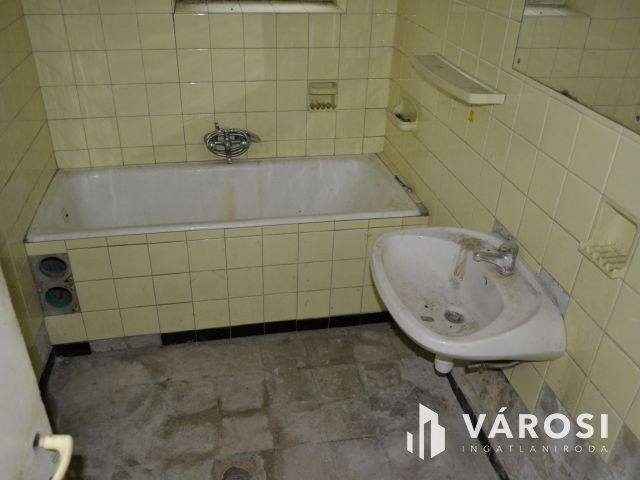 Balatonkenesén jó szerkezetű, felújításra szoruló ház eladó!