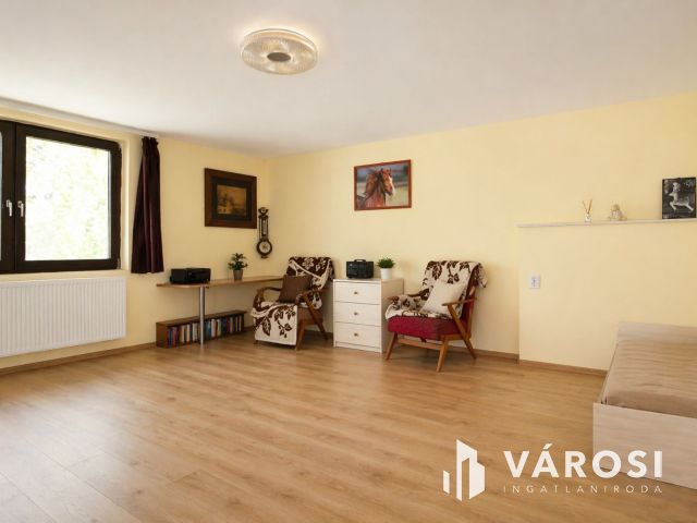 Napelemes családi ház + külön lakóegység Noszlopon