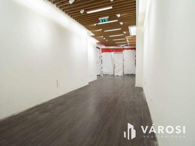 WestEndben a legjobb helyen 50 m2-es üzlet kiadó