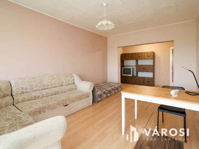 Eladó 55 m²-es, napfényes, erkélyes panel lakás Békésen