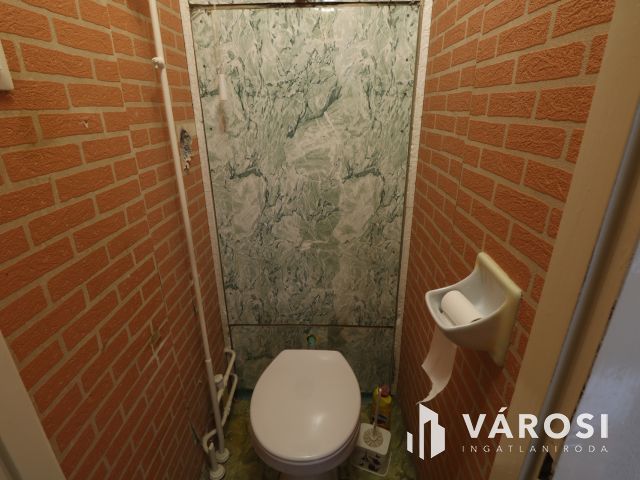 Algyői panel lakás, közel a fürdőhöz.