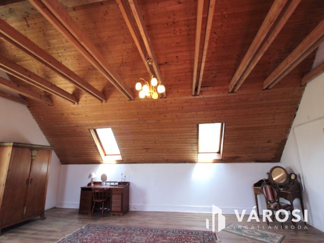Kastélyjellegű birtok panorámával és saját vízparttal