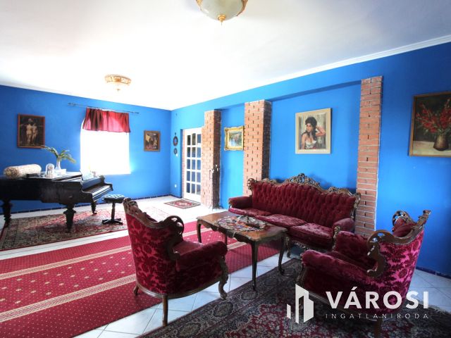 Kastélyjellegű birtok panorámával és saját vízparttal