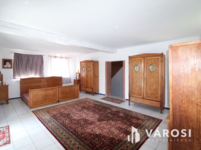 Kastélyjellegű birtok panorámával és saját vízparttal