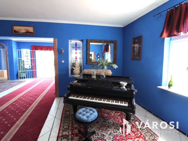 Kastélyjellegű birtok panorámával és saját vízparttal