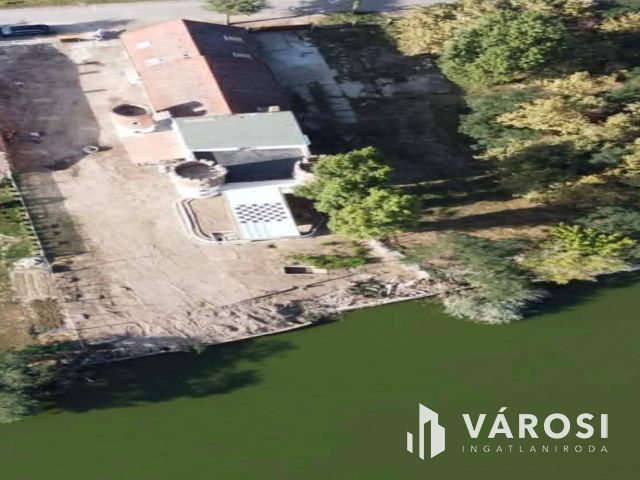 Kastélyjellegű birtok panorámával és saját vízparttal