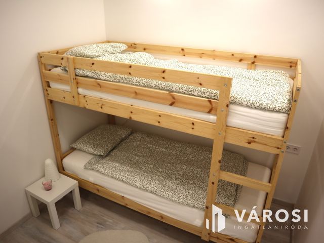 Kiváló újszerű lakás Sóstón eladó