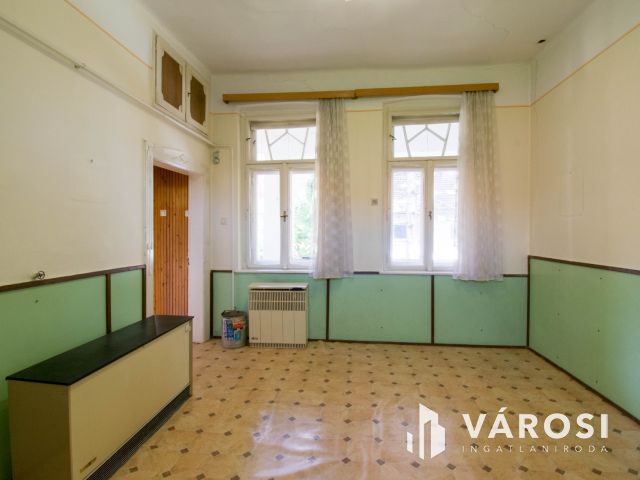 Belvárosi házrész garázzsal, a piactól pár perc sétára