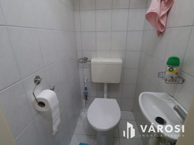 Nappali + 3 szoba, csendes, nyugodt lakókörnyezetben.