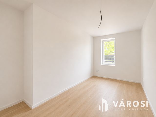 Világos 3 szobás lakás Rákoscsabán autóbeállóval