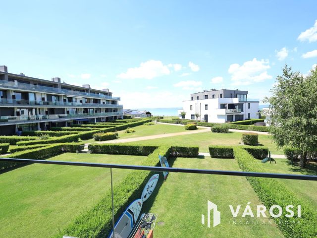 Balaton "egy ugrásra az erkélyről"