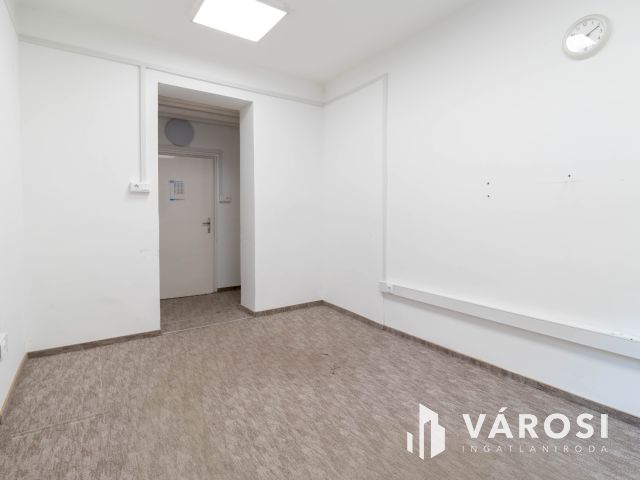 Fáy utcai irodaépületben földszinti, 16 m2-es iroda kiadó