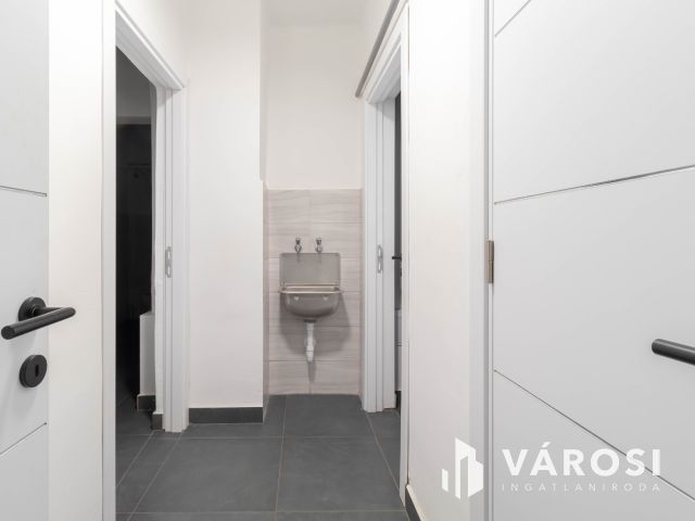 Fáy utcai irodaépületben földszinti, 16 m2-es iroda kiadó