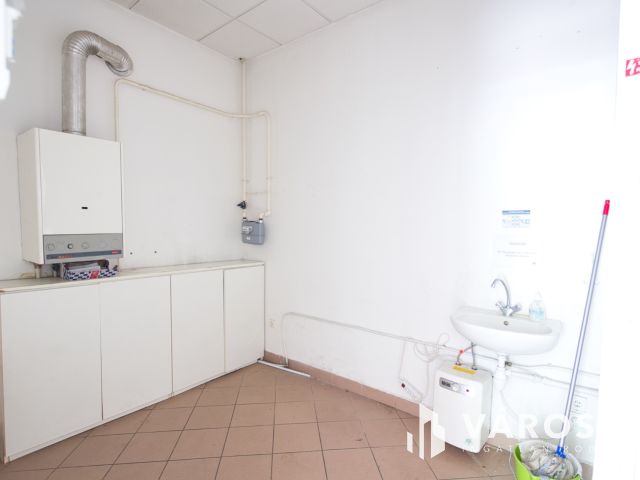 Belvárosi, 32 m2-es üzlethelyiség kiadó